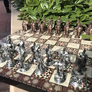 ユニークな神話のチェスセット\手作りのチェスセット - 金属製のチェスフィギュアピース - マザーオブパール模様の木製ボード - ボード付きチェス