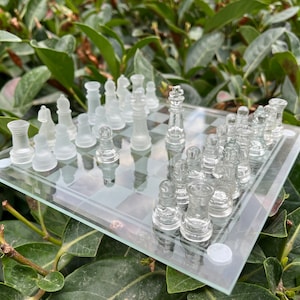 Juego de ajedrez de vidrio con piezas de ajedrez de vidrio hechas a mano - Tablero de ajedrez personalizado - Juego de vidrio acrílico - Mini juego de ajedrez - Regalo de cumpleaños - Regalo para niños