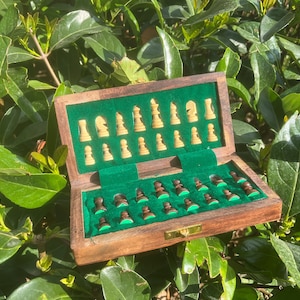 Jeu d&#39;échecs magnétique avec mini échiquier - Échiquier massif - Jeu d&#39;échecs fait main - Jeu d&#39;échecs de voyage - Échecs personnalisés - Idée cadeau personnalisée
