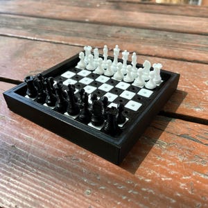 Mini juego de ajedrez de viaje con tablero portátil - Regalo de ajedrez para amigos - Juego de ajedrez personalizado - Piezas de ajedrez 3D - Mini juego de mesa de regalo
