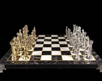 Juego de ajedrez de metal hecho a mano: tablero de madera con diseño de mármol, peones con forma de escudo.