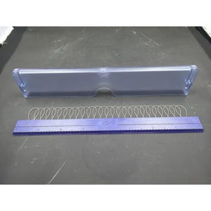 Peut inclure: Un plateau rectangulaire en plastique transparent placé au-dessus d'une règle en plastique bleu mesurant 30 cm de long. Fixée à la règle, une rangée de vingt et une boucles en fil métallique argenté disposées en motif uniforme.