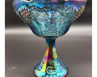 Compota de cristal azul carnaval vintage con diseño de uvas y pedestal