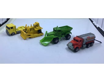 Camión cisterna ferroviario Hot Wheels, quitanieves de 1982, cabina de semirremolque de 1982 y Yellow Cat de 1970.