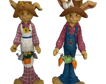 Juego de figuras vintage de conejitos granjeros y portavelas