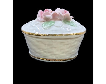 Caja de baratijas de porcelana de San Francisco Music Box Company con rosas rosas y detalles dorados, estilo cesta.