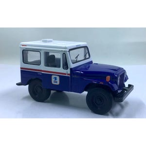 Könnte beinhalten: Ein Modell eines Oldtimer-Jeeps der US-Post. Das Fahrzeug ist in Blau, Weiß und Rot lackiert und trägt das USPS-Logo an der Seite. Das Modell hat schwarze Reifen und einen detaillierten Innenraum.