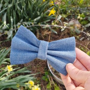 Peut inclure: Un nœud papillon en jean bleu. Le nœud papillon est fait d'un tissu doux et texturé et a une forme de nœud classique.