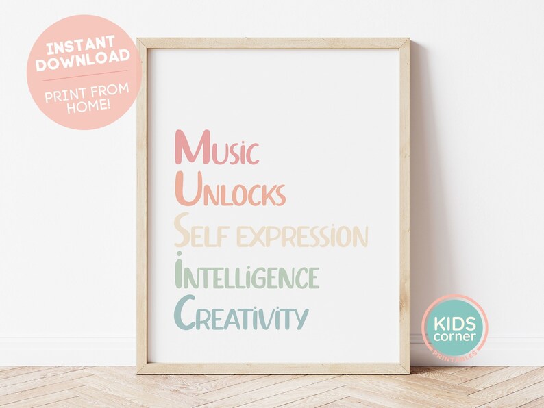 Op de afbeelding: Een printbare wandposter met de tekst "Music unlocks self expression intelligence creativity" in een regenboogkleurige gradi&euml;nt. De poster is ingelijst in een licht houten lijst en staat op een lichte houten vloer.