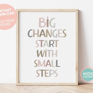 Könnte beinhalten: Ein druckbarer Wandkunstdruck mit dem Text "Big Changes Start With Small Steps" in einer neutralen Farbpalette. Der Text ist in einer verspielten, handgeschriebenen Schriftart. Der Druck ist in einem hellen Holzrahmen gerahmt.