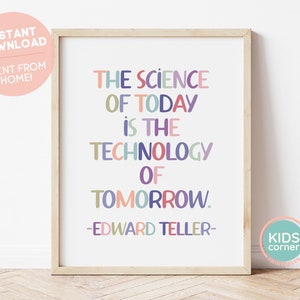 Könnte beinhalten: Ein druckbares Wandbild-Zitat in einem Holzrahmen. Das Zitat lautet "Die Wissenschaft von heute ist die Technologie von morgen." - Edward Teller. Das Zitat ist in bunten Buchstaben.