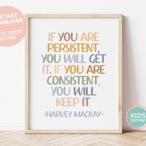 Puede incluir: Una cita motivacional impresa en color sobre un fondo blanco. La cita dice "Si eres persistente, lo conseguirás. Si eres constante, lo conservarás." -Harvey Mackay. La impresión está enmarcada en un marco de madera claro.