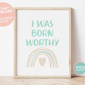 Puede incluir: Un diseño de arte de pared imprimible con un arcoíris y el texto "I was born worthy" en verde turquesa. El arcoíris está hecho de colores melocotón, beige y verde turquesa. Un pequeño corazón está en el centro del arcoíris.