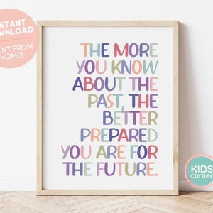 Puede incluir: Una impresión de arte de pared imprimible con una cita motivacional en texto colorido: "Cuanto más sepas sobre el pasado, mejor preparado estarás para el futuro."