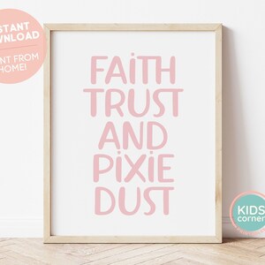Puede incluir: Una impresión enmarcada con el texto "Faith Trust And Pixie Dust" en letras rosas sobre un fondo blanco.