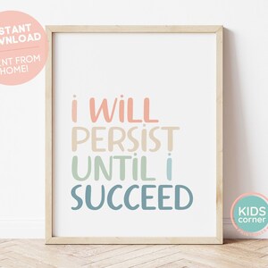 以下が含まれることがあります： パステルカラーで「I WILL PERSIST UNTIL I SUCCEED」と書かれた額入りのプリント。明るい木製のフレームに入っており、「INSTANT DOWNLOAD」と「PRINT FROM HOME！」という言葉が入ったピンク色の円と、「KIDS corner PRINTABLES」という言葉が入ったティール色の円が含まれています。