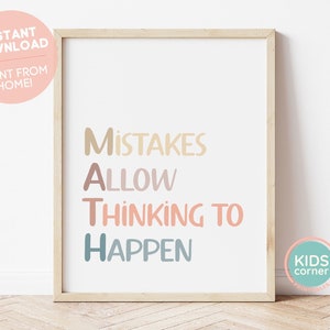Pode incluir: Uma impressão de arte de parede imprimível com o texto "Mistakes Allow Thinking To Happen" em um design de fonte colorido e em camadas. A impressão é emoldurada em uma moldura de madeira clara.