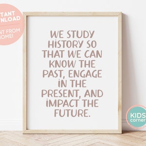 Puede incluir: Una impresión de arte de pared imprimible con una cita sobre la importancia de estudiar historia. La cita dice "Estudiamos historia para poder conocer el pasado, comprometernos con el presente e impactar el futuro." La impresión es de color marrón claro y está enmarcada en un marco de madera claro.