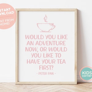 Peut inclure: Une citation imprimable rose sur le thé et l'aventure, avec une tasse de thé de dessin animé avec de la vapeur qui s'en échappe. La citation dit "Voulez-vous une aventure maintenant, ou voulez-vous prendre votre thé d'abord ? - Peter Pan -"