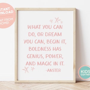 Può includere: Un poster di citazioni ispiratore stampabile rosa e bianco con il testo "What you can do, or dream you can, begin it, boldness has genius, power, and magic in it." -ANSTER. Il poster presenta due stelle in alto e due stelle in basso.