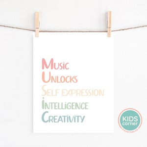 Op de afbeelding: Een printable wandposter met de tekst "Music unlocks self expression intelligence creativity" in een regenboogkleurige gradi&euml;nt. De poster hangt aan een witte muur met twee houten wasknijpers.
