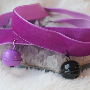 Choker Halskette Lila Samt, Kitty Anhänger, Cosplay Accessoire, Geschenk für Frauen, für Mädchen, für Männer, für Ihn, schöner Schmuck