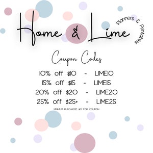 Op de afbeelding: Een witte achtergrond met roze en blauwe cirkels. De tekst "Home & Lime" is geschreven in zwarte cursieve letters. Onder de tekst staat een lijst met kortingscodes met kortingen voor aankopen van &euro; 10, &euro; 15, &euro; 20 en &euro; 25 of meer. De tekst "Planners & Printables" is geschreven in een cirkel in de rechterbovenhoek.