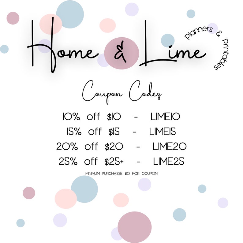 Op de afbeelding: Een witte achtergrond met roze en blauwe cirkels. De tekst "Home & Lime" is geschreven in zwarte cursieve letters. Onder de tekst staat een lijst met kortingscodes met kortingen voor aankopen van &euro; 10, &euro; 15, &euro; 20 en &euro; 25 of meer. De tekst "Planners & Printables" is geschreven in een cirkel in de rechterbovenhoek.