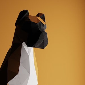 Puede incluir: Una escultura de perro boxer de origami, hecha de papel marrón y blanco, sentada sobre un pedestal dorado. El perro está en posición sentada con la cabeza inclinada hacia un lado.