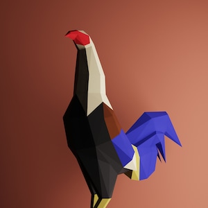 Puede incluir: Un gallo de origami azul, rojo y negro con un pico y patas amarillas. El gallo está de pie sobre un pedestal redondo gris.