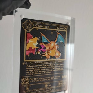Dracaufeu ! Version noir et or de la carte Pokémon originale dans un cadre autoportant magnétique