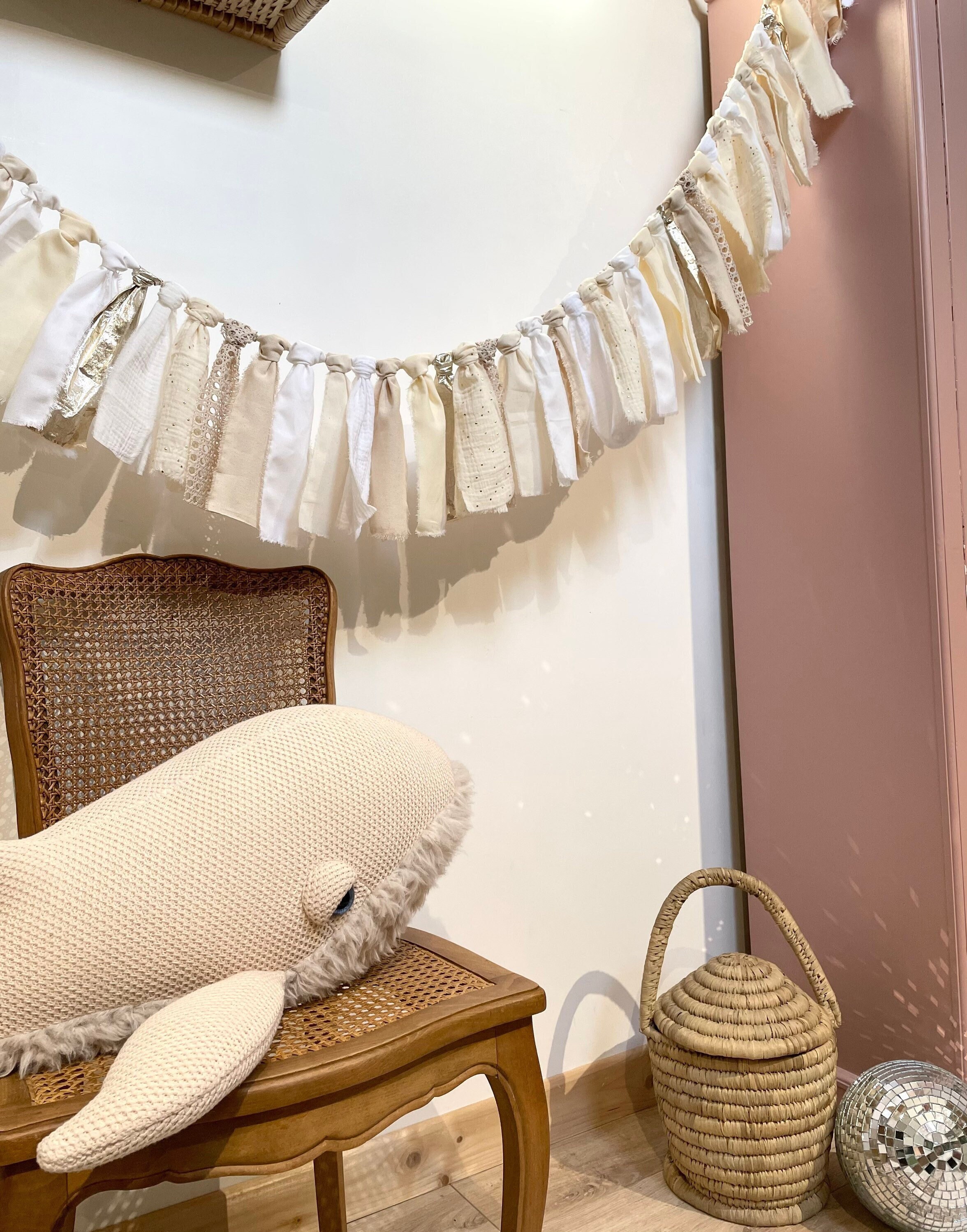 Suzanne I Guirlande en Tissu Bohème Chic Blanche Beige Dorée | Chambre Enfant Déco Naturelle et Douc