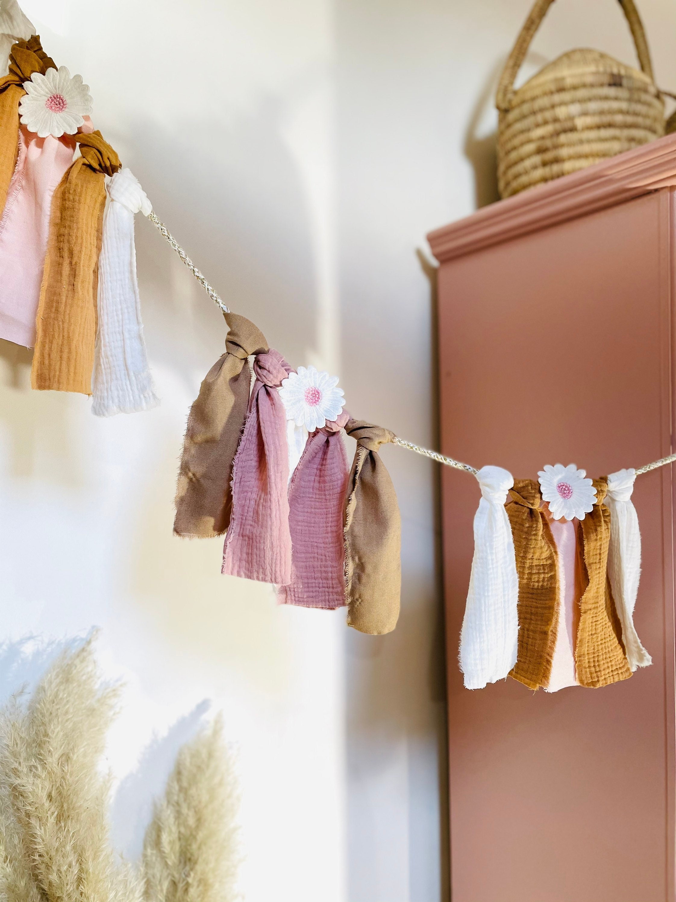 Lilas | Guirlande Rose en Tissu, Gaze de Coton et Pâquerettes