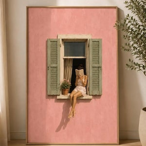 Könnte beinhalten: Ein gerahmter Kunstdruck zeigt eine strukturierte rosa Wand mit einem zentralen Fenster. Das Fenster hat salbeigrüne Lamellenläden und einen Terrakottatopf mit Blumen. Eine Person sitzt auf dem Fenstersims und liest ein Buch, heller Holzrahmen.