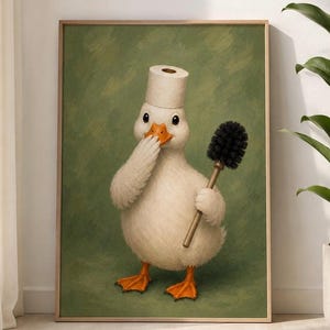 Könnte beinhalten: Ein gerahmter Kunstdruck, der eine weiße Ente mit orangefarbenem Schnabel und Füßen zeigt. Die Ente trägt eine Rolle weißes Toilettenpapier wie einen Hut auf dem Kopf, hält eine schwarze Toilettenbürste und bedeckt ihren Schnabel mit einem Flügel.