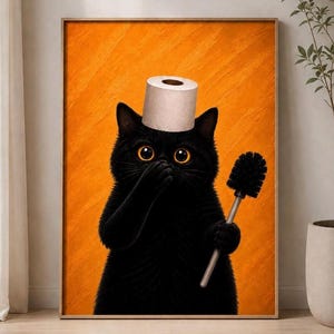 Könnte beinhalten: Ein gerahmter Kunstdruck, der eine schwarze Katze mit großen orangefarbenen Augen vor einem strukturierten orangefarbenen Hintergrund zeigt. Die Katze hat eine Toilettenpapierrolle auf dem Kopf und hält eine schwarze Klobürste, während sie sich mit einer Pfote den Mund zuhält.
