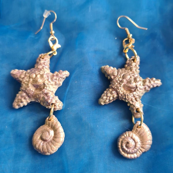 Boucles d’oreilles or étoiles de mer avec escargot, fait main en polymère, boucles d’oreilles polymère, boucles d’oreilles de mer, boucles d’oreilles Fimo, bijoux Fimo