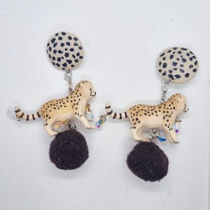 Graziosi orecchini a forma di cucciolo di ghepardo con pompon e cristalli Swarovski, orecchini particolari fatti a mano, riciclo creativo di personaggi giocattolo per bambini.