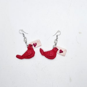 Niedliche Vogelohrringe mit Liebesbrief zum Valentinstag, Valentinstagsohrringe, Ohrringe aus Fimo Ohrringe, handgemacht aus Polymerclay.