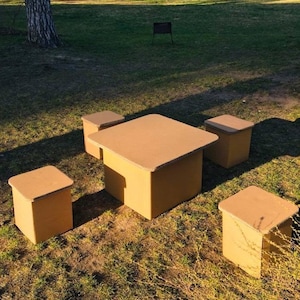 Juego de picnic de cartón para 4 personas. Mesa, taburetes, vajilla y mantel. Juego de camping. Reciclable y ecológico. Mobiliario temporal.