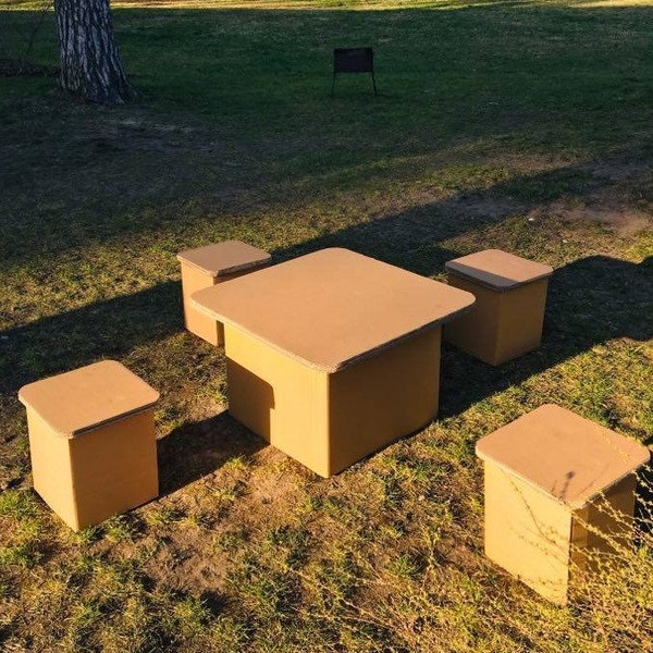 Kartonnen picknickset voor 4 personen. Tafel, krukken, servies, tafelkleed. Kamp set. Recyclebaar, milieuvriendelijk. Tijdelijk meubilair.