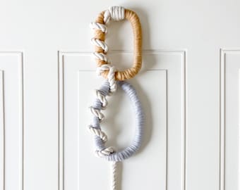 Colgante de pared de lana merino y algodón/ Arte de fibra envuelto a mano / Decoración de moda / Escultura de arte de fibra /Decoración contemporánea/Decoración anudada de Macramé/