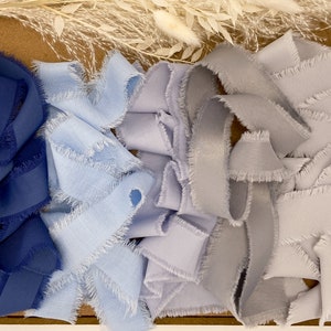 Met de hand gerafeld lint in blauw- en grijstinten