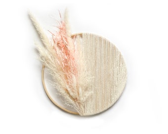 Corona de macramé con flores secas