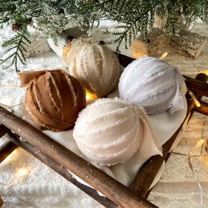 Handgemachte Erbstück Bänder Ornament Set - Handgefertigtes Minimal Ornament | Neutraler Feiertagsdekor | Nostalgische Weihnacht | Weihnachtsbaum Ornament