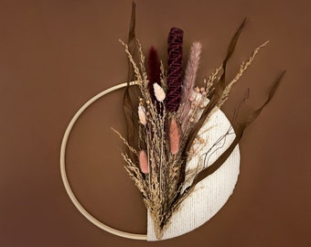 Corona de macramé con flores secas en tonos cálidos