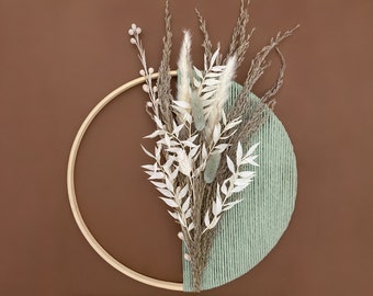 Corona de macramé con flores secas verdes y neutras