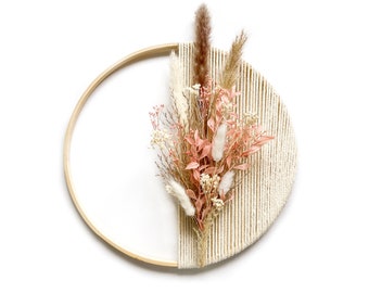 Corona de macramé con flores secas