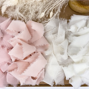 Met de hand gerafeld lint in roze en wit