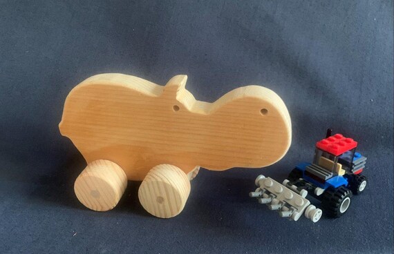 Ippopotamo in legno con formaggio su ruote Italia